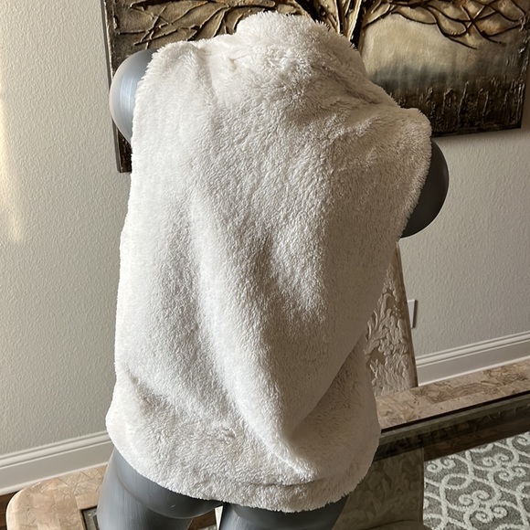 Cejon Faux Fur Plush Vest - Picture 3 of 7